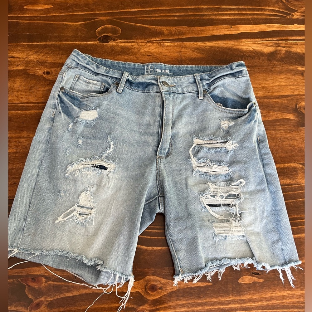 No Boundaries Mid Rise distressed Denim Shorts size 15